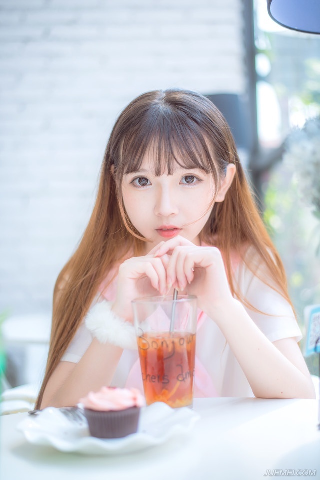 诸葛亮对于周瑜身边的人可是摸得底透，这吕蒙不但是周瑜一手提拔起来的，一开始能力并不出众，但跟在周瑜身边多年，却是学到了不少本事，如果说以前，吕蒙还不足为虑的话，那如今，吕蒙纵使不如周瑜，但也足以比拟当世任何一位名将，当然，这并不是诸葛亮真正担忧的。